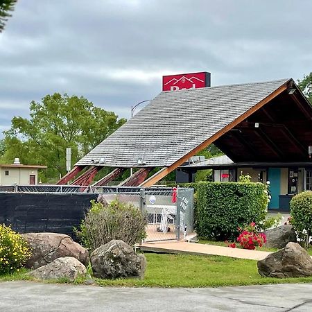 Red Bluff Inn Екстериор снимка