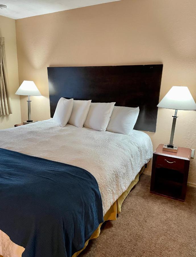 Red Bluff Inn Екстериор снимка
