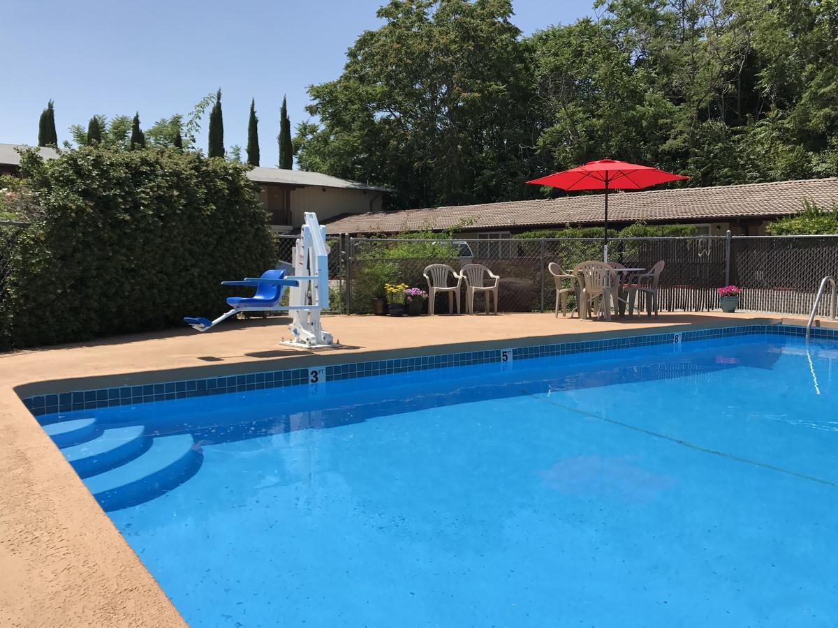 Red Bluff Inn Екстериор снимка