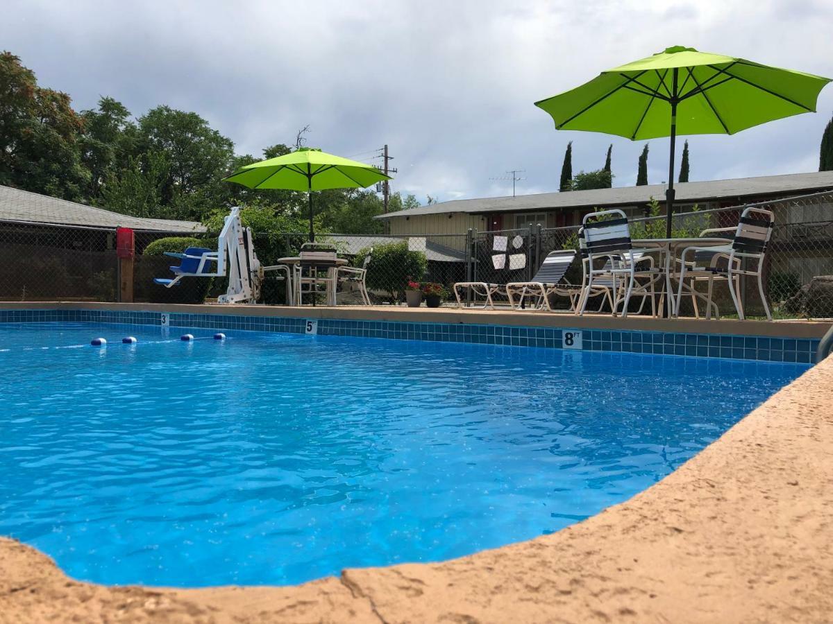 Red Bluff Inn Екстериор снимка